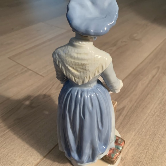 Andrea by Sadak Porcelain Figurine of Woman w/ Her Hands on a Bucket. - Picture 6 of 12